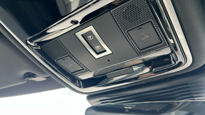 Land Rover Range Rover Velar 3.0 D300 MHEV Belgravia Edition 5dr Auto Diesel Estate - Image 38